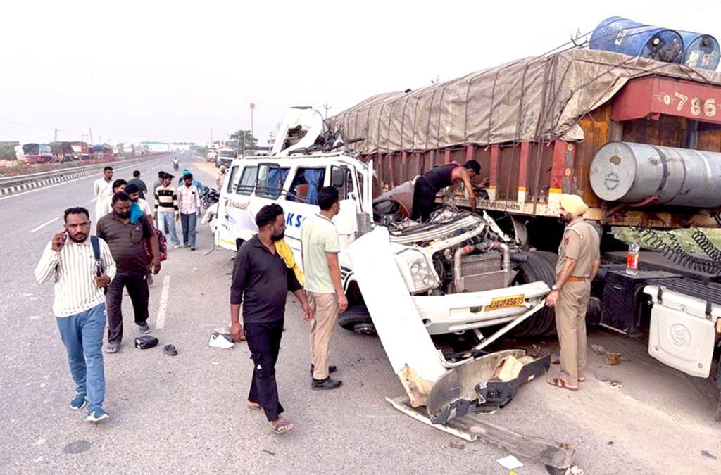 Painful road accident on BathindaDabwali National Highway Four pilgrims going on Amarnath Yatra died seven injured